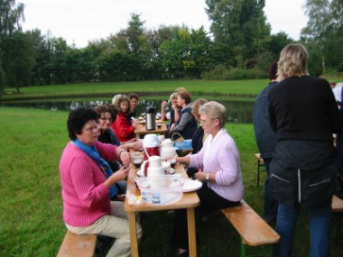 Kaffe-Tafel am Teich - 33.6 kB