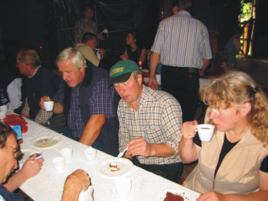 Bei Kaffee und Kuchen auf dem OT-Treff in Halen 2005 - 249 kB